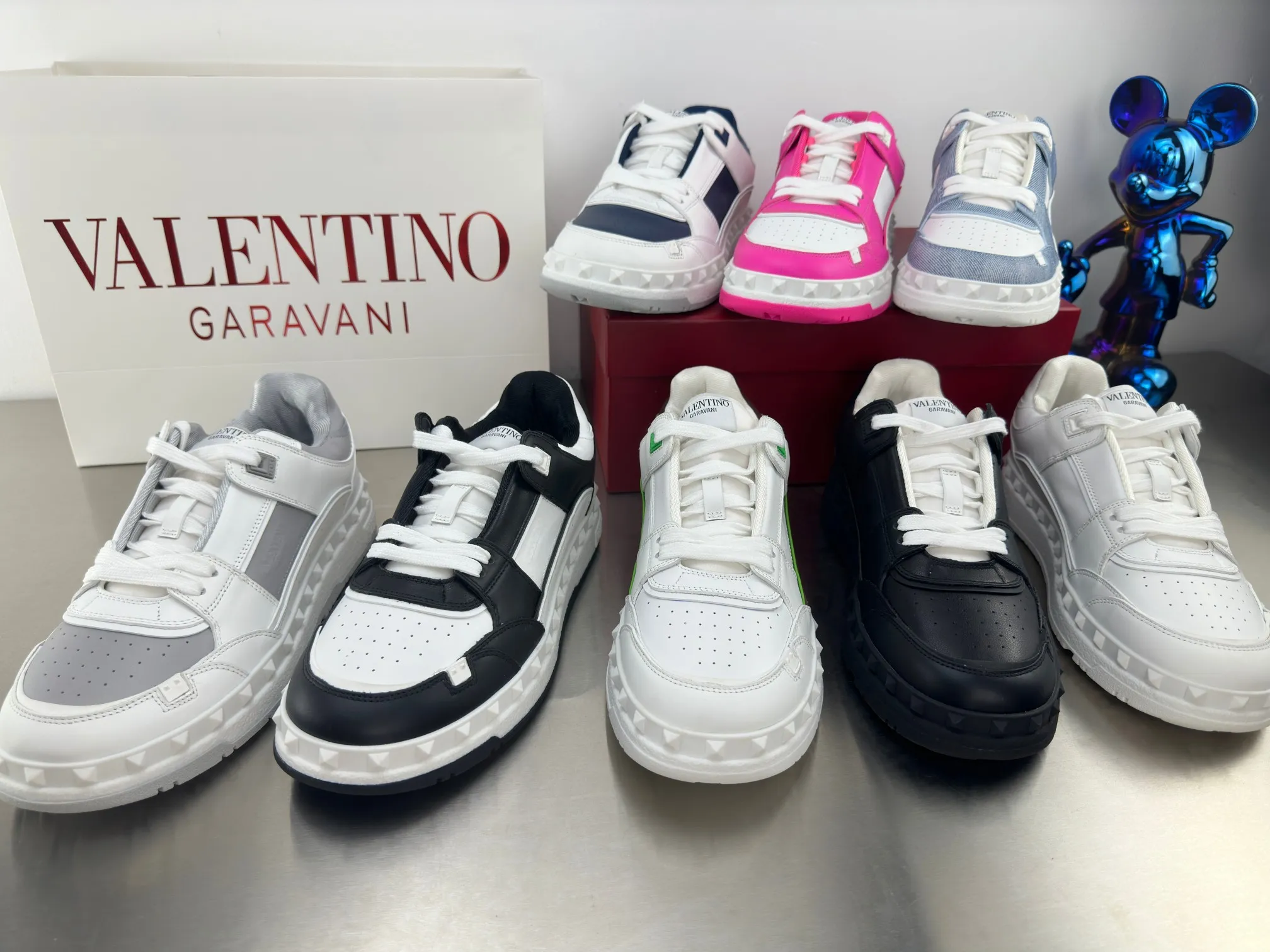 👟👟Ex-factory price 640👟👟 🔺Valentino🔺 Valentino VT 2024 early spring white shoes casual shoes! Top version!  Original 1:1 mold opening! Lasting + oil edge craftsmanship, classic splicing, fashionable and versatile, 🎁Full set of packaging at the same time at the counter. Fabric: Customized cowhide. Lining: Original breathable mesh. Outsole: Original TPU material outsole. Non-slip and wear-resistant. Size: Female 35-40! Male 39～45
